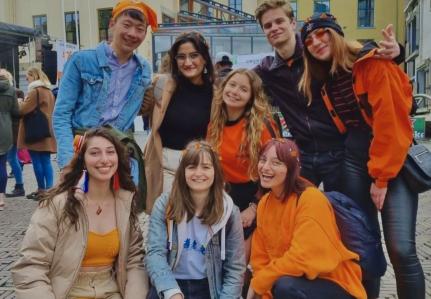 Giusy and friends wearing orange clothes on King's day